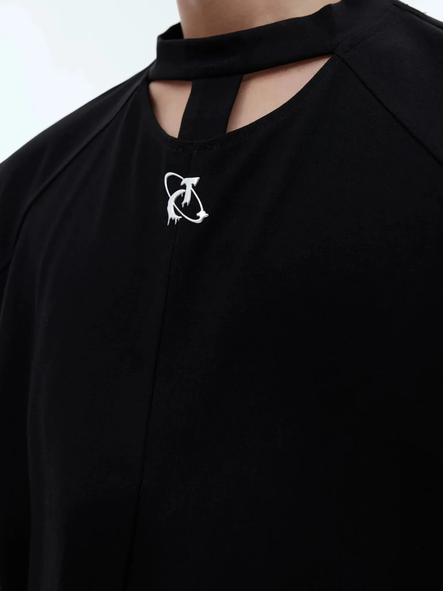 Hollow-Out Padded Shoulder Slim Base Shirt with Long Sleeves